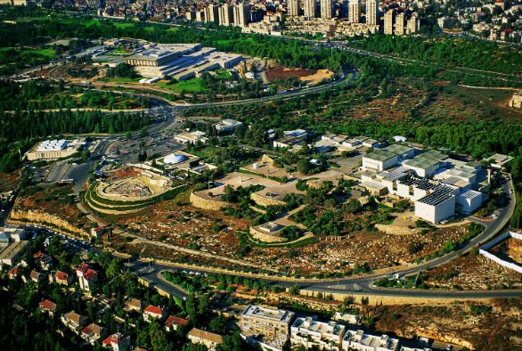 Gerusalemme, Israel Museum L’Israel Museum, la principale istituzione culturale israeliana, si estende su cinque ettari di edifici e giardini. Ogni anno è visitato da un milione di persone. Gerusalemme, Israel Museum L’Israel Museum, la principale istituzione culturale israeliana, si estende su cinque ettari di edifici e giardini. Ogni anno è visitato da un milione di persone.