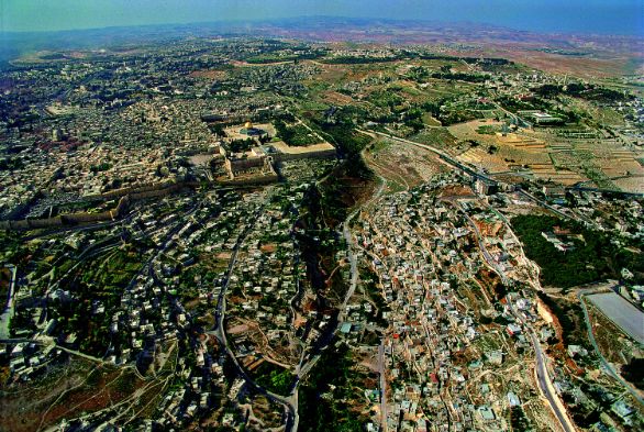 Gerusalemme, Deserto di Giuda Uno sperone roccioso lontano dal mare e ai margini dell’arido Deserto di Giuda: qui, più di cinquemila anni fa, è sorta Gerusalemme, la città divenuta sacra a tre religioni. Gerusalemme, Deserto di Giuda Uno sperone roccioso lontano dal mare e ai margini dell’arido Deserto di Giuda: qui, più di cinquemila anni fa, è sorta Gerusalemme, la città divenuta sacra a tre religioni.
