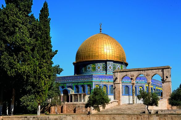 Gerusalemme, Moscha di Omar La Cupola della Roccia è spesso chiamata “moschea di Omar”. In realtà non è una moschea ma un santuario e a costruirla, mezzo secolo dopo il califfo Omar, fu il califfo Abd el-Malik, tra il 685 e il 691 d.C. Gerusalemme, Moscha di Omar La Cupola della Roccia è spesso chiamata “moschea di Omar”. In realtà non è una moschea ma un santuario e a costruirla, mezzo secolo dopo il califfo Omar, fu il califfo Abd el-Malik, tra il 685 e il 691 d.C.