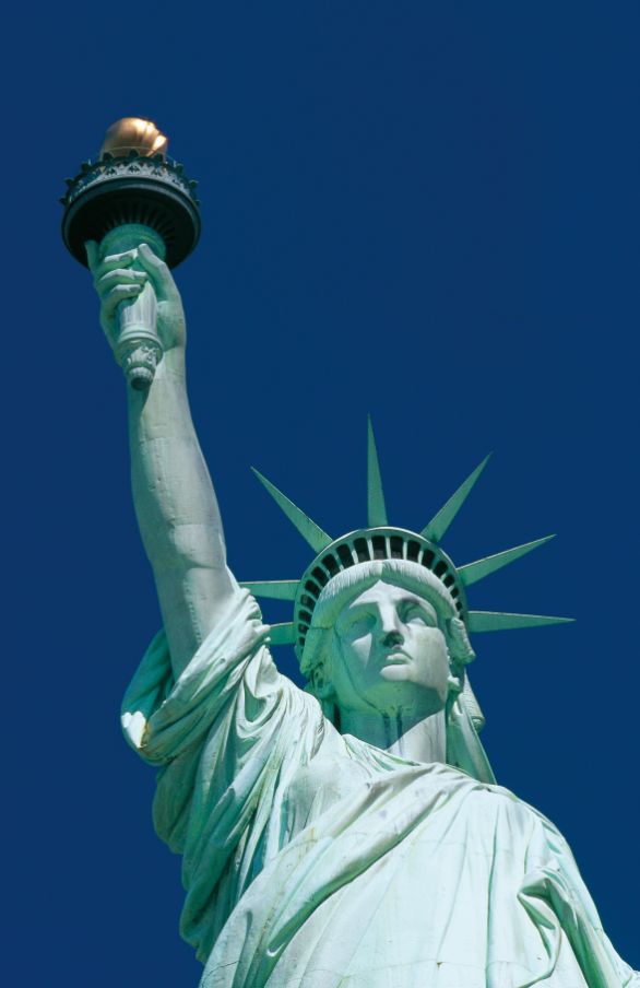 new York, statua della libertà La Statua della Libertà, che venne donata dalla Francia agli Stati Uniti per celebrare l’alleanza tra i due popoli durante la Guerra d’Indipendenza americana, si trova sulla piccola isola di Bedloe. Gli indiani chiamavano questo lembo di terra Minissais (ossia “Isola Minore”), mentre i primi coloni la Great Oyster Island. L’ultimo nome viene invece da Isaac Bedloe, il primo proprietario bianco dell’isola, che fu ceduta dalla vedova nel 1676 per “81 pounds of Boston money”. new York, statua della libertà La Statua della Libertà, che venne donata dalla Francia agli Stati Uniti per celebrare l’alleanza tra i due popoli durante la Guerra d’Indipendenza americana, si trova sulla piccola isola di Bedloe. Gli indiani chiamavano questo lembo di terra Minissais (ossia “Isola Minore”), mentre i primi coloni la Great Oyster Island. L’ultimo nome viene invece da Isaac Bedloe, il primo proprietario bianco dell’isola, che fu ceduta dalla vedova nel 1676 per “81 pounds of Boston money”.