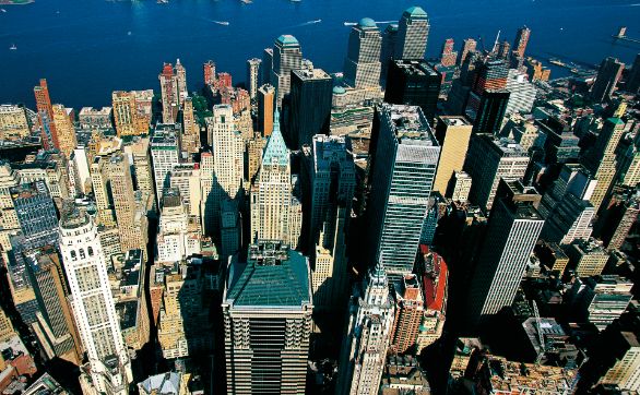New York l regno dei citimarks, dei “monumenti” funzionali e simbolici di New York è compreso tra Midtown e Lower Manhattan, qui dominata dalla bella guglia verde del Trump Building. Questa torre, un vero classico fra i grattacieli di ogni epoca e luogo, fu completata nel 1930 a 283 metri d’altezza. New York l regno dei citimarks, dei “monumenti” funzionali e simbolici di New York è compreso tra Midtown e Lower Manhattan, qui dominata dalla bella guglia verde del Trump Building. Questa torre, un vero classico fra i grattacieli di ogni epoca e luogo, fu completata nel 1930 a 283 metri d’altezza.