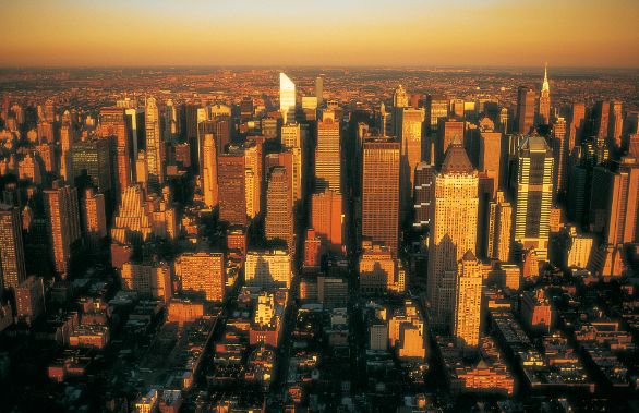new York, grattacieli Guglie in stile neogotico e forme avveniristiche si alternano sui grattacieli di New York. La foresta di torri che copre buona parte di Manhattan è il risultato di due fattori: il costo dei terreni, che rende indispensabile sfruttare lo spazio disponibile in altezza, e il desiderio di mostrare al mondo le capacità e l’audacia degli ingegneri e dei costruttori. new York, grattacieli Guglie in stile neogotico e forme avveniristiche si alternano sui grattacieli di New York. La foresta di torri che copre buona parte di Manhattan è il risultato di due fattori: il costo dei terreni, che rende indispensabile sfruttare lo spazio disponibile in altezza, e il desiderio di mostrare al mondo le capacità e l’audacia degli ingegneri e dei costruttori.