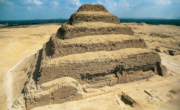 Egitto, Mastaba La Mastaba a gradini di Saqqara, monumento funebre di re Zoser della III dinastia, è costituita da sei gradini rientranti di due metri ciascuno, raggiunge un'altezza di oltre 56 metri Egitto, Mastaba La Mastaba a gradini di Saqqara, monumento funebre di re Zoser della III dinastia, è costituita da sei gradini rientranti di due metri ciascuno, raggiunge un'altezza di oltre 56 metri