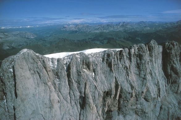 Il versante sud della Marmolada, gruppo dolomitico tra le province di Trento e Belluno Così denominate per la grande diffusione che hanno in esse le formazioni di dolomie, le Dolomiti presentano un tipico paesaggio caratterizzato da una successione di gruppi montuosi, con massicci torrioni dalle pareti quasi verticali, guglie arditissime, imponenti bastioni e muraglie interrotte da strette cornici orizzontali (cenge) e incise verticalmente da camini e canaloni. La Marmolada è la più alta di tutto il complesso e raggiunge i 3342 metri. Il versante sud della Marmolada, gruppo dolomitico tra le province di Trento e Belluno Così denominate per la grande diffusione che hanno in esse le formazioni di dolomie, le Dolomiti presentano un tipico paesaggio caratterizzato da una successione di gruppi montuosi, con massicci torrioni dalle pareti quasi verticali, guglie arditissime, imponenti bastioni e muraglie interrotte da strette cornici orizzontali (cenge) e incise verticalmente da camini e canaloni. La Marmolada è la più alta di tutto il complesso e raggiunge i 3342 metri.
