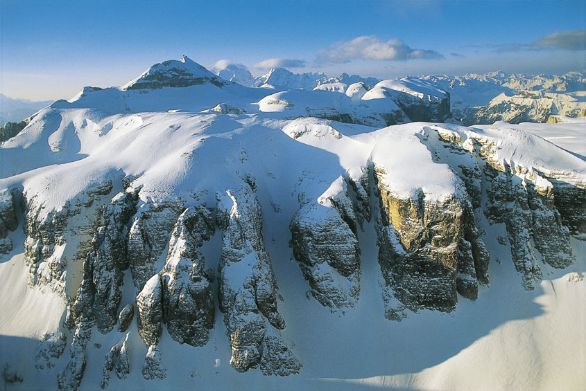 Piz Boè, cima più alta del gruppo Sella Il Sella, gruppo montuoso delle Dolomiti occidentali, si estende al confine fra Trentino-Alto Adige e Veneto, delimitato dai passi di Sella, Gardena, Campolongo e Pordoi. Si erge maestoso alla testata delle quattro principali valli ladine. Il Piz Boè è il punto di incontro tra le province di Bolzano, Trento e Belluno. Piz Boè, cima più alta del gruppo Sella Il Sella, gruppo montuoso delle Dolomiti occidentali, si estende al confine fra Trentino-Alto Adige e Veneto, delimitato dai passi di Sella, Gardena, Campolongo e Pordoi. Si erge maestoso alla testata delle quattro principali valli ladine. Il Piz Boè è il punto di incontro tra le province di Bolzano, Trento e Belluno.
