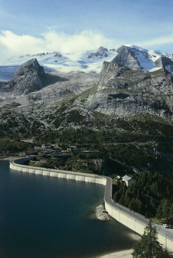 La Marmolada e il lago Fedaia Presso il valico di Fedaia, a 2028 metri, si trova il piccolo lago di Fedaia, di origine glaciale, a ovest del quale si apre il lago artificiale di Fedaia con una capacità di 16 milioni di metri cubi. La Marmolada e il lago Fedaia Presso il valico di Fedaia, a 2028 metri, si trova il piccolo lago di Fedaia, di origine glaciale, a ovest del quale si apre il lago artificiale di Fedaia con una capacità di 16 milioni di metri cubi.
