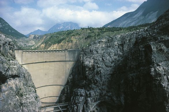 Diga del Vajont in Friuli-Venezia Giulia La sera del 9 ottobre 1963 un'immensa frana, staccatasi dal monte Toc, precipitò nel lago proiettando oltre la diga un'enorme massa d'acqua e fango che si incanalò nel tratto terminale della valle scagliandosi contro l'abitato di Longarone, che fu interamente distrutto, e altri centri minori, provocando la morte di quasi 2000 persone. Diga del Vajont in Friuli-Venezia Giulia La sera del 9 ottobre 1963 un'immensa frana, staccatasi dal monte Toc, precipitò nel lago proiettando oltre la diga un'enorme massa d'acqua e fango che si incanalò nel tratto terminale della valle scagliandosi contro l'abitato di Longarone, che fu interamente distrutto, e altri centri minori, provocando la morte di quasi 2000 persone.