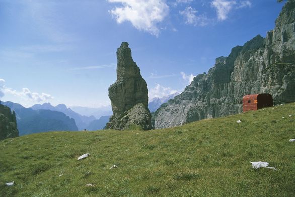 Il Campanile di val Montanaia e il Bivacco Perugini in Alta val Montanaia Per la grandiosa bellezza del paesaggio, la grande estensione dei boschi e la varietà delle escursioni e ascensioni alpinistiche, le Dolomiti sono una regione di grande attrazione; il movimento turistico, che costituisce la principale risorsa economica degli abitanti, è favorito da un'eccellente rete stradale e da un'efficiente attrezzatura ricettiva. Il Campanile di val Montanaia e il Bivacco Perugini in Alta val Montanaia Per la grandiosa bellezza del paesaggio, la grande estensione dei boschi e la varietà delle escursioni e ascensioni alpinistiche, le Dolomiti sono una regione di grande attrazione; il movimento turistico, che costituisce la principale risorsa economica degli abitanti, è favorito da un'eccellente rete stradale e da un'efficiente attrezzatura ricettiva.
