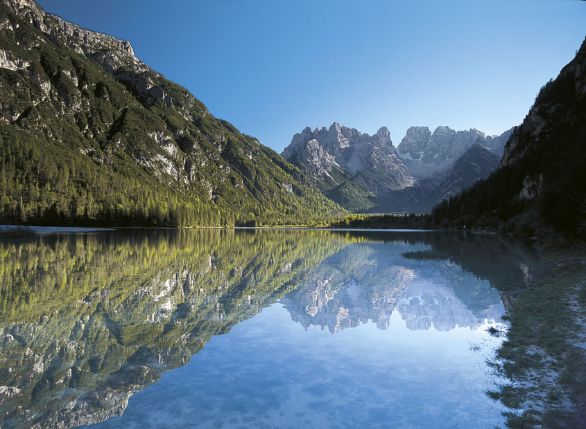 Il lago di Landro e il Cristallo in val Pusteria La val Pusteria, che per circa due terzi si trova in territorio italiano e per un terzo in territorio austriaco, costituisce il confine naturale tra le Alpi Aurine e Pusteresi a nord e le Dolomiti e le Alpi Carniche a sud. Rappresenta inoltre un'ottima via di comunicazione fra il Tirolo Orientale e l'Alto Adige. Il lago di Landro e il Cristallo in val Pusteria La val Pusteria, che per circa due terzi si trova in territorio italiano e per un terzo in territorio austriaco, costituisce il confine naturale tra le Alpi Aurine e Pusteresi a nord e le Dolomiti e le Alpi Carniche a sud. Rappresenta inoltre un'ottima via di comunicazione fra il Tirolo Orientale e l'Alto Adige.