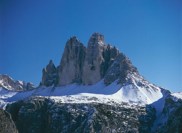 Le tre Cime di Lavaredo Gruppo montuoso delle Dolomiti, al confine fra il Trentino-Alto Adige (provincia di Bolzano) e il Veneto (provincia di Belluno), costituito dalle celebri cime Grande (2998 m), Piccola e Piccolissima. Per le sue pareti quasi verticali è una palestra di roccia tra le più note del mondo alpino. Le tre Cime di Lavaredo Gruppo montuoso delle Dolomiti, al confine fra il Trentino-Alto Adige (provincia di Bolzano) e il Veneto (provincia di Belluno), costituito dalle celebri cime Grande (2998 m), Piccola e Piccolissima. Per le sue pareti quasi verticali è una palestra di roccia tra le più note del mondo alpino.