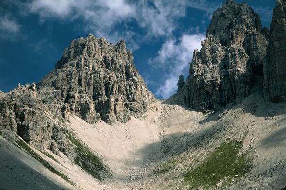 La val Montanaia, compresa nel Parco Naturale Regionale delle Dolomiti Friulane Le Dolomiti sono state riconosciute sito naturale patrimonio dell'umanità dall'UNESCO nel 2009; ne fanno parte le aree calcareo-dolomitiche delle province di Bolzano, Trento, Belluno, Udine e Pordenone. La val Montanaia, compresa nel Parco Naturale Regionale delle Dolomiti Friulane Le Dolomiti sono state riconosciute sito naturale patrimonio dell'umanità dall'UNESCO nel 2009; ne fanno parte le aree calcareo-dolomitiche delle province di Bolzano, Trento, Belluno, Udine e Pordenone.