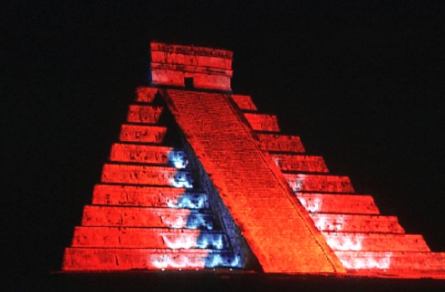 piramide-kulkulkan-di-notte piramide-kulkulkan-di-notte