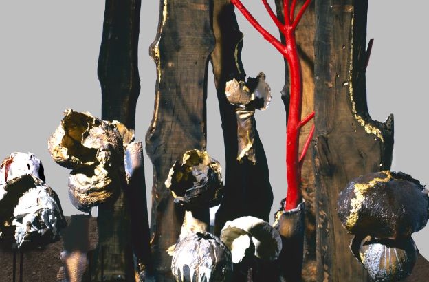 Maria-Cristina-Carlini,-La-mia-Wunderkammer,-2013,-grès,-smalto,-oro,-legno-di-recupero,-250x300-cm Maria-Cristina-Carlini,-La-mia-Wunderkammer,-2013,-grès,-smalto,-oro,-legno-di-recupero,-250x300-cm