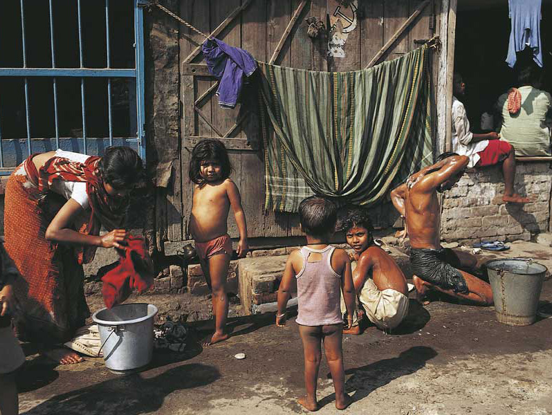 Poveri di Calcutta Madre Teresa ha dedicato la sua vita alle vittime della povertà, in particolare ai poveri di Calcutta, nella foto.
© De Agostini Picture Library.