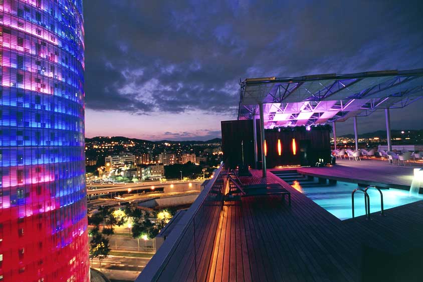Hotel Silken Diagonal, particolare Particolare dell'hotel Silken Diagonal di Barcellona, realizzato su un progetto di Juli Capella. L'immagine mostra anche una porzione della torre Agbar illuminata (progetto di Jean Nouvel e Fermin Vasquez).
De Agostini Picture Library