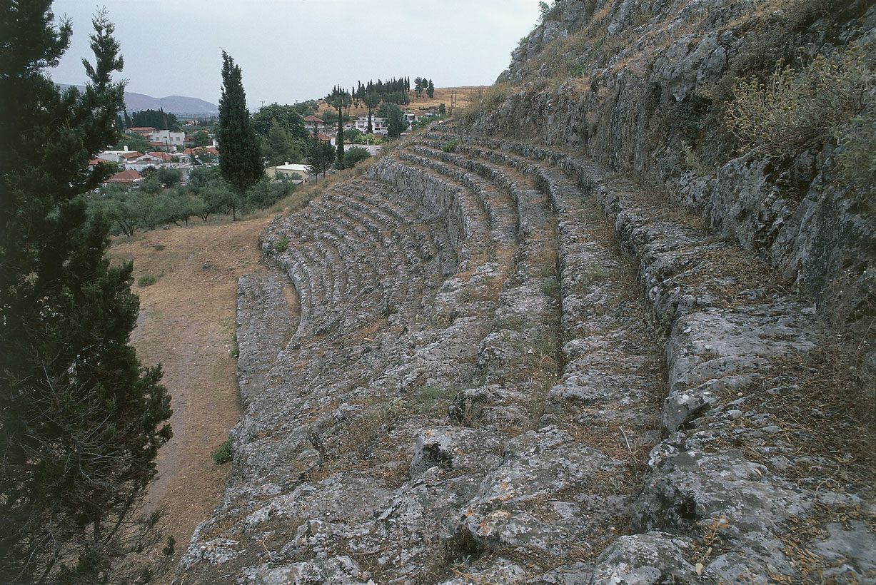 Il teatro di Cheronea scavato nella roccia Nel teatro greco gli attori per un fatto di visibilità recitavano sul logéion, una pedana, dapprima in legno quindi in pietra, posta tra la skené e l'orchéstra e limitata ai lati dai parasceni. Il pubblico che partecipava agli agoni drammatici era piuttosto agitato e partecipe: si alzava in piedi per applaudire e gridare.