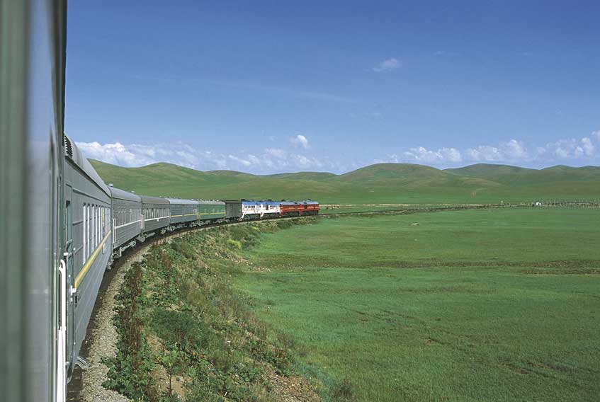 Linea ferroviaria Transmongolica Linea ferroviaria Transmongolica (Transmongolian Express) tra Ulan Ude e Pechino - Un convoglio in transito sul binario unico a scartamento ridotto (1435 mm) tra Ulaan Baatar e Ulan Ude in Siberia.
De Agostini Picture Library