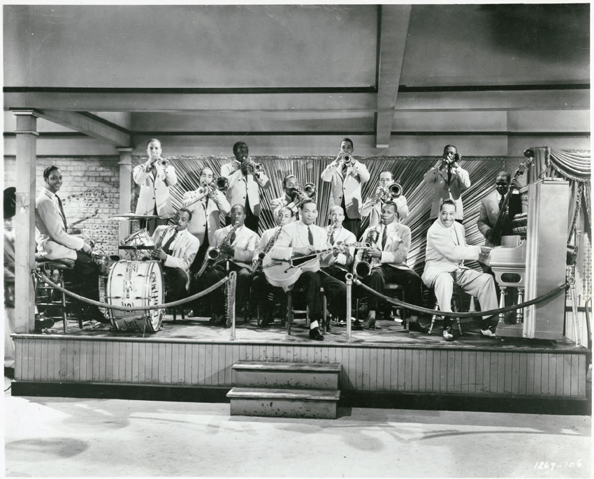 Duke Ellington e l'orchestra La Crisi del 1929 spazza via tutto, ma il jazz sopravvive, quasi di nascosto: durante la Depressione (1930-34) emerge Duke Ellington, il più grande compositore jazz. Figlio di un maggiordomo della Casa Bianca, crebbe in una famiglia borghese, dove ricevette una raffinata educazione. I suoi primi capolavori (East St. Louis Toodle-Oo, Black and Tan Fantasy, Creole Love Call) spalancano un inesplorato mondo di sonorità stridenti, rauche e sensuali.