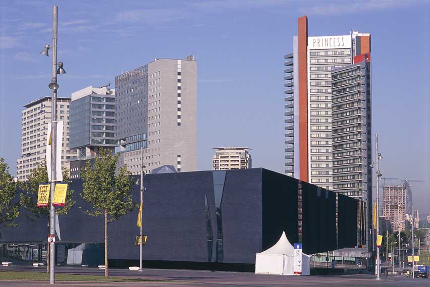 Centro congressi del Forum di Barcellona Centro congressi del Forum di Barcellona, realizzato su un progetto di Jacques Herzog e Pierre de Meuron.
De Agostini Picture Library