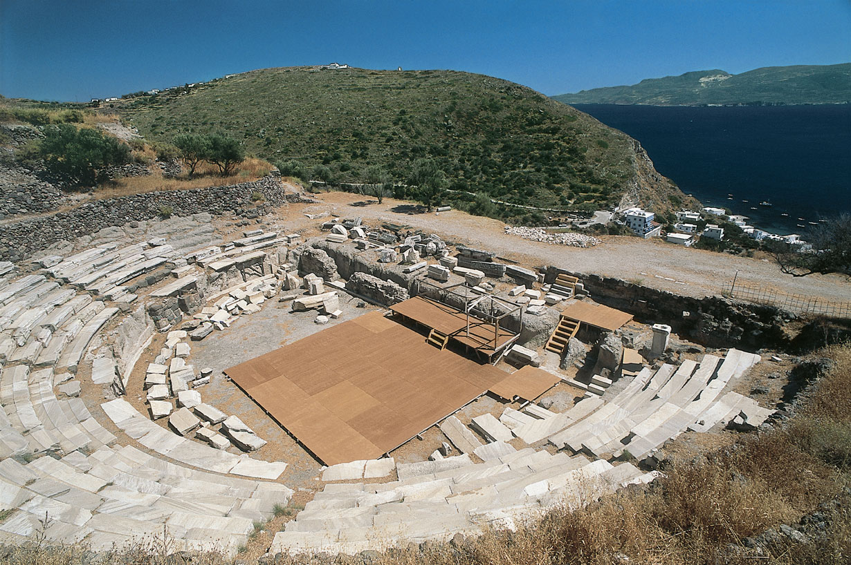 Il teatro di Milo Gli edifici teatrali di età classica erano costituiti da tre parti fondamentali: il kôilon (cioè la cavea), l'orchéstra e la skené. La cavea semicircolare, addossata a un pendio naturale, era la serie di gradinate per accogliere il pubblico; l'orchéstra era lo spazio circolare riservato alle evoluzioni del coro e la skené era la scena che faceva da sfondo alla rappresentazione.