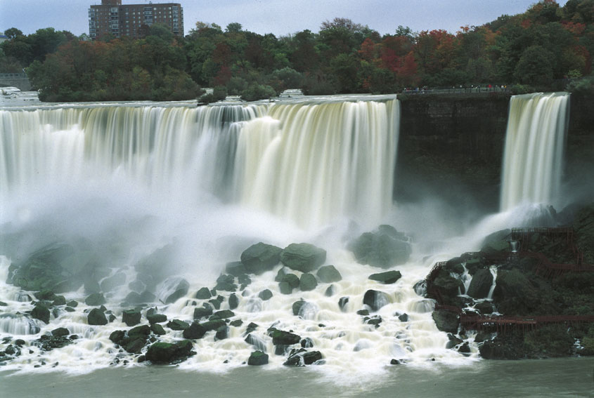 Stati Uniti d'America, cascate del Niagara Le acque presenti in natura sono distinte, considerando l'ambiente, in acque meteoriche, quelle presenti nell'atmosfera e che cadono sulla Terra sotto varie forme (pioggia, neve, grandine, ecc.), e acque litosferiche, quelle che si trovano sulla Terra (acque superficiali) o all'interno di essa (acque sotterranee). 