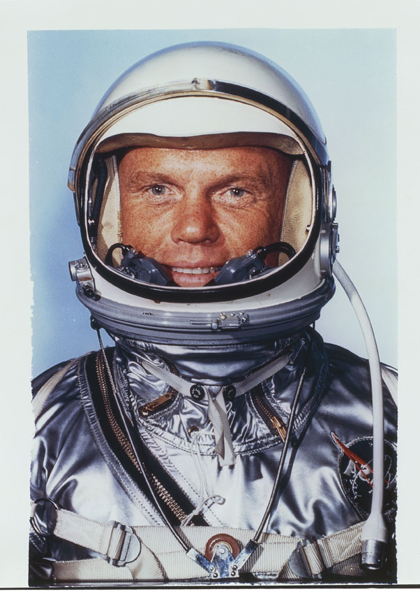 John Herschel Glenn, astronauta, aviatore e politico statunitense Ufficiale d'aviazione dei Marines, è stato il primo astronauta statunitense a compiere un volo spaziale a bordo della navicella Friendship 7 nel quadro del programma Mercury. Lanciato il 20 febbraio 1962 da Cape Canaveral, ha compiuto 3 orbite complete, per una durata complessiva di volo di 4h e 55´, con rientro presso l'isola di Grand Turk nella zona caraibica.