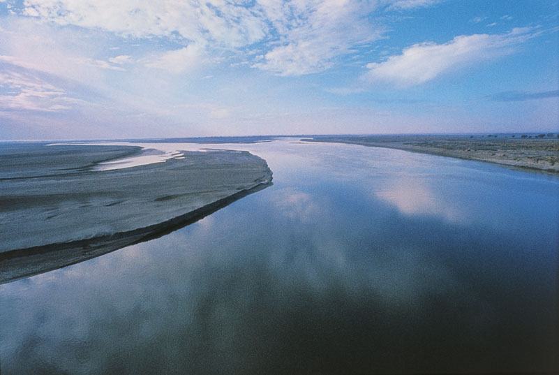 Il fiume Chenab (fiume della Luna) Molti fiumi del Pakistan sono esondati a causa delle forti piogge che si sono abbattute sul Paese. Alla gravità naturale dell’emergenza si unisce la strutturale debolezza di questo Paese, da anni impegnato nel fronteggiare le difficili condizioni interne di matrice naturale e politica.