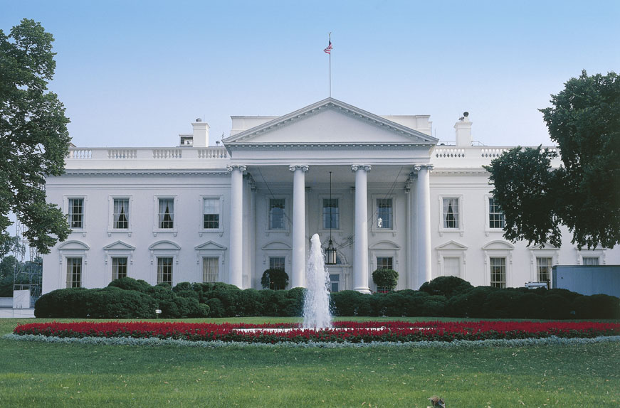 Ore 9.30: il consigliere anti-terrorismo R. Clarke ordina che il Presidente Bush venga immediatamente imbarcato sull'Air Force One Il Presidente George W. Bush al momento degli attacchi si trova in Florida, nella Scuola elementare 