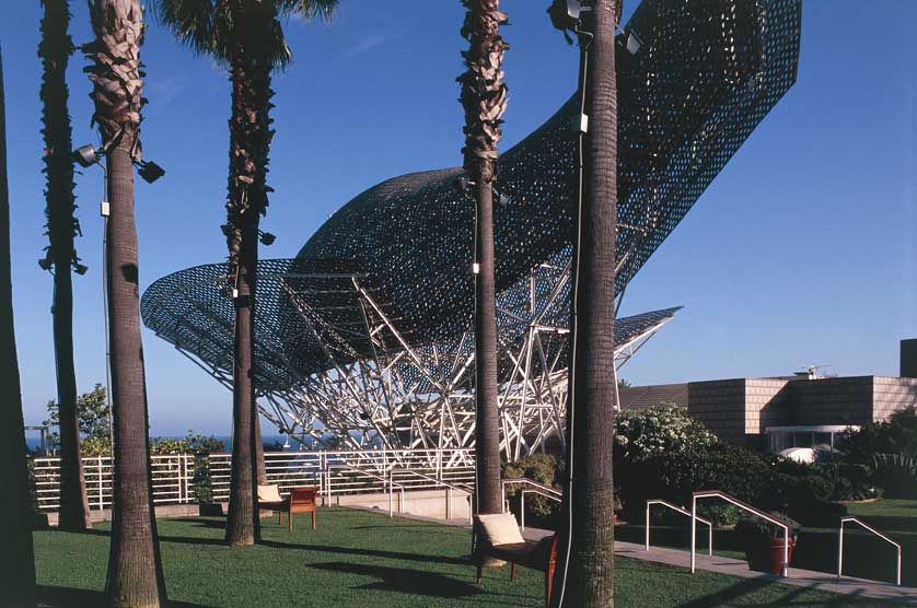 Vila Olimpica, Barcellona Barcellona, Vila Olimpica, La Balena realizzata da un progetto di Frank Gehry.
De Agostini Picture Library
