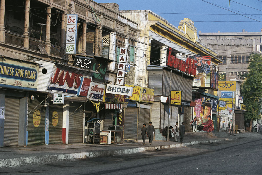 L'antica città di Peshawar La zona di Peshawar è stata gravemente colpita dall'alluvione che ha devastato gran parte del Pakistan. Uno scenario desolante si stende nelle aree limitrofe: molte case sono state invase dalla piena che ha superato i due metri d’altezza e ha distrutto tutto, costringendo gli abitanti a vivere in tendopoli.