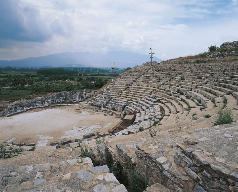 Il teatro di Filippi Il teatro in Grecia era un rito collettivo che univa gli abitanti della polis, proponeva precetti religiosi e riflessioni sull'esistenza umana. Durante la rappresentazione avveniva il fenomeno della catarsi: l'esperienza estetica di assistere alla tragedia suscitava sentimenti di pietà e di terrore capaci di purificare l'animo degli spettatori da tali passioni.