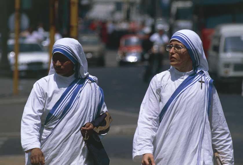 Missionarie della carità Suore Missionarie della Carità: nel 2003 la congregazione contava 4500 religiose, presenti con 779 case di accoglienza in tutte le diocesi dell'India, in America Latina, Europa, Asia, Africa, America Settentrionale e Centrale.
© De Agostini Picture Library.
