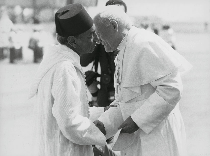 Re Hassan II saluta papa Giovanni Paolo II al suo arrivo a Casablanca nel 1985 Sul piano diplomatico, nel rapido concatenarsi dei cambiamenti politici degli anni Novanta, l'attività papale si è sviluppata in numerose iniziative a favore della dignità umana e del superamento delle divisioni dell'Europa, dopo il crollo dei regimi socialisti. 