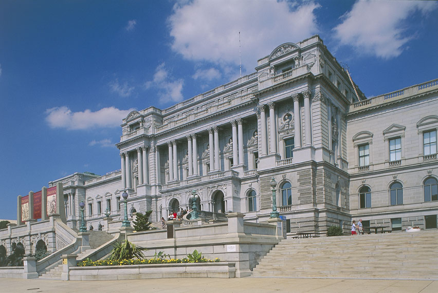 Stati Uniti D'America, Washington, Biblioteca del Congresso (1800) Biblioteca nazionale degli Stati Uniti e una delle maggiori istituzioni culturali del mondo. Fondata nel 1800 a Washington, quando l'allora presidente degli Stati Uniti, John Adams, stanziò un piccolo fondo per l'istituzione di una biblioteca che supplisse alle esigenze del Congresso, fino al 1814 ebbe come sede nel Nuovo Campidoglio. La biblioteca possiede oltre 130 milioni di pezzi tra volumi, opuscoli, manoscritti, carte, periodici, spartiti musicali, dischi, fotografie, microfilm, microfiche.