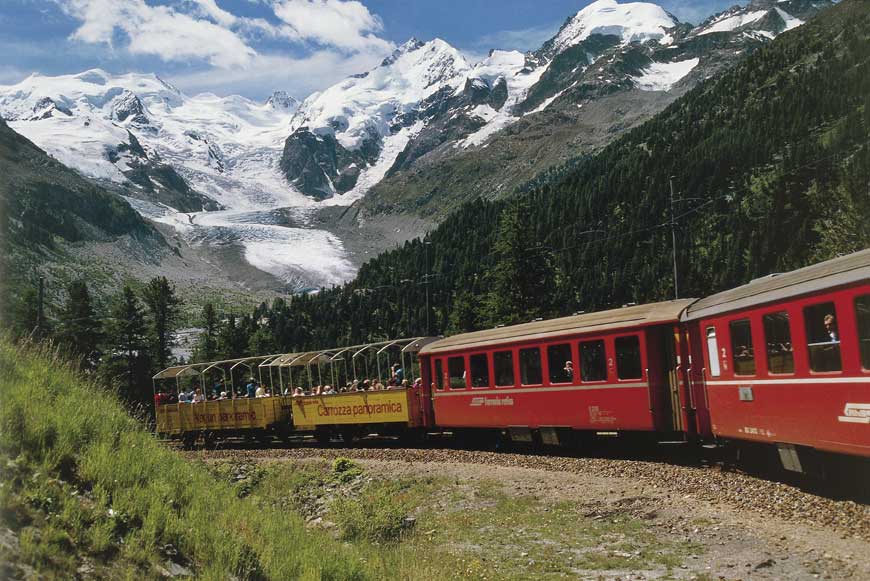 Bernina-Express Regione dell'Engadina. Il Bernina-Express, trenino rosso delle Ferrovie retiche che unisce Tirano (Italia) con Sankt Moritz. Sullo sfondo il ghiacciaio del Morteratsch.
De Agostini Picture Library