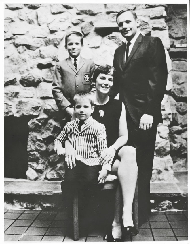 Neil Alden Armstrong, astronauta e pilota statunitense, con la moglie Janet Shearon e i figli Eric e Mark nel 1969 Neil Armstrong già nel 1966, insieme a David R. Scott, condusse a termine con successo il primo docking (aggancio) tra due veicoli spaziali in orbita intorno alla Terra (missione Gemini 8). Fu lui il primo uomo a mettere piede sulla Luna il 21 luglio 1969 nel corso della missione Apollo 11. Sua la celebre frase 