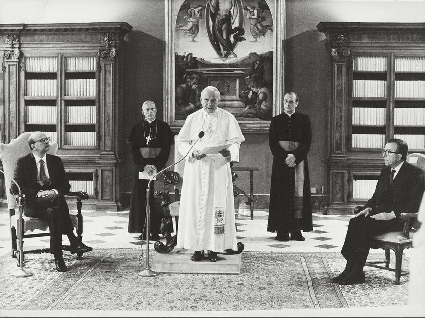 Il Presidente del Consiglio B. Craxi e il Ministro degli Esteri G. Andreotti in visita ufficiale del Papa nel 1985 Giovanni Paolo II ha sempre rivolto attenzione al mondo politico, cercando di sensibilizzarlo riguardo ai temi sociali. È stato il primo pontefice della storia a ricevere la cittadinanza onoraria di Roma e a compiere una visita al Parlamento italiano.