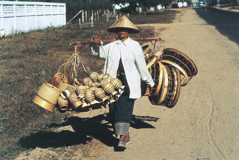 Laos, venditore di bambù Laos - Dintorni di Vientiane (Viangchan), venditore di bambù.
© De Agostini Picture Library