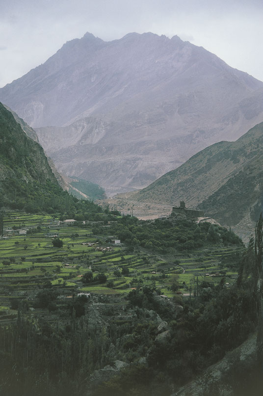 Territori nelle regioni del nord Il nord del Pakistan è stato devastato dalle alluvioni che hanno causato frane, inondazioni e il collasso della rete stradale e delle comunicazioni.