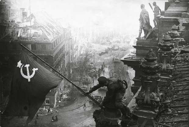 Soldati sovietici, Reichstag Berlino Soldati sovietici issano la bandiera rossa sul Reichstag a Berlino (aprile 1945).
© De Agostini Picture Library