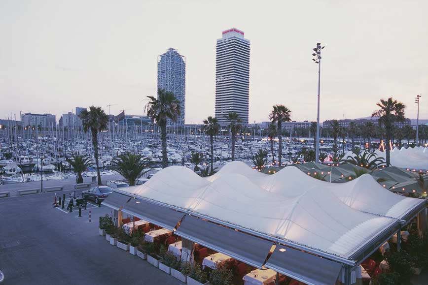Porto Olimpico di Nova Icaria, Barcellona Veduta del Porto Olimpico di Nova Icaria a Barcellona. Sullo sfondo Las Dos Torres realizzate su un progetto di Inigo Ortiz e Enrique de Leon, e l'Hotel Arts progetto di Bruce Graham e Frank Gehry.
De Agostini Picture Library