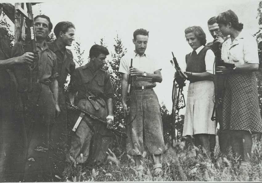 Giacomo Chilesotti con giovani partigiani Giacomo Chilesotti, il ''comandante Nettuno'' (al centro; fucilato il 28 aprile 1945) con giovani partigiani e partigiane sui Colli Berici (aprile 1945).
© De Agostini Picture Library