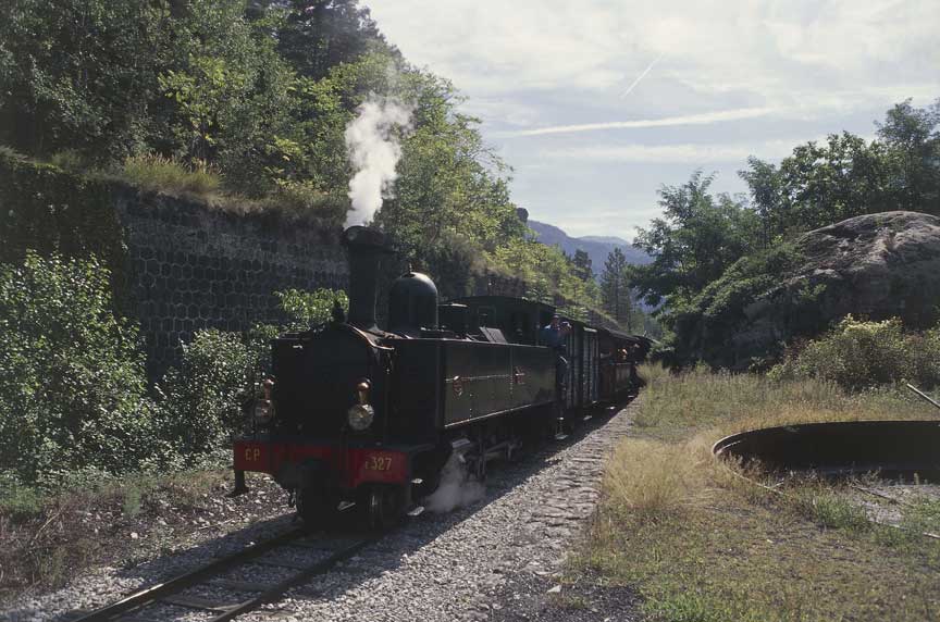 Il Treno delle Pigne Il Treno delle Pigne, con locomotore a vapore. Circola nei mesi estivi, tra Puget Théniers-Annot - Il convoglio, trainato dalla locomotiva Bretonne CP E327, costruita nel 1909, si appresta ad entrare nella stazione di Annot.
De Agostini Picture Library