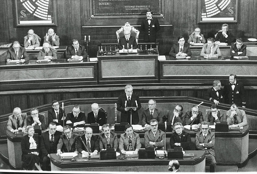 Il presidente del Consiglio Francesco Cossiga In un primo momento dopo l'attentato, l'opinione del governo italiano, presieduto da Francesco Cossiga, e delle forze di polizia fu che lo scoppio era dovuto a cause fortuite. Venne detto che era scoppiata una caldaia nei sotterranei. 