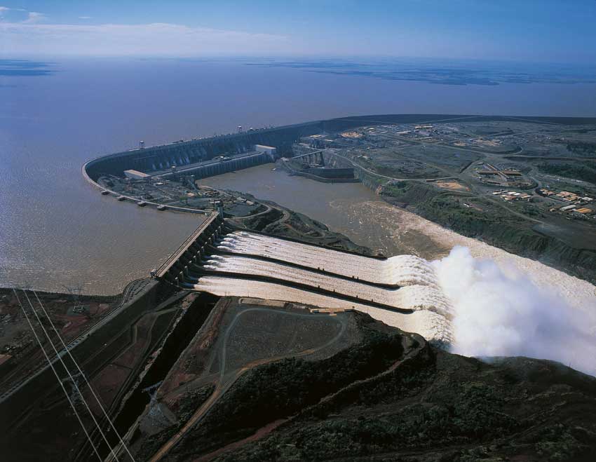 Diga idroelettrica di Itaipù Diga idroelettrica di Itaipù, costruita sul fiume Paranà al confine tra Paraguay e Brasile.
© De Agostini Picture Library.