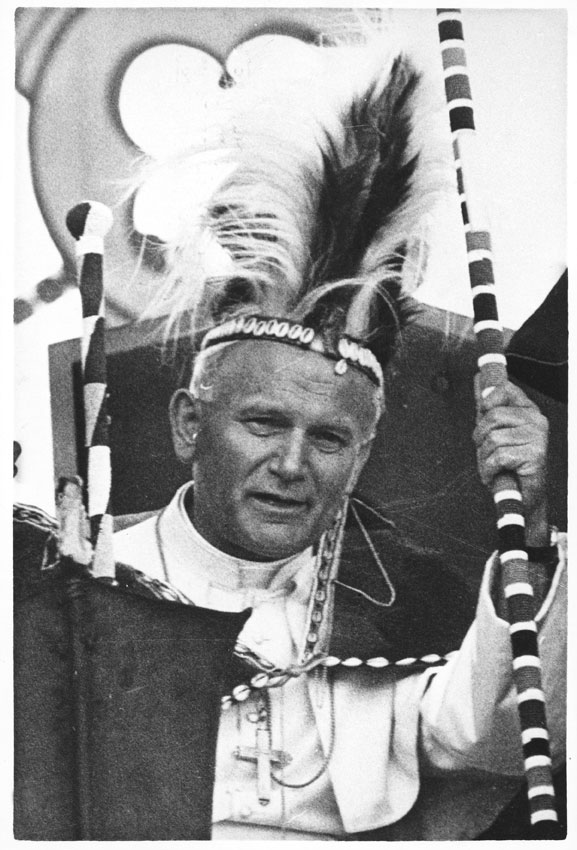 Il Papa in visita pastorale in Kenya Caratteristica del pontificato di Wojtyla sono i viaggi apostolici, intesi come segni tangibili dell'attenzione della Chiesa verso tutte le realtà del cattolicesimo nel mondo. Con Giovanni Paolo è cresciuto il numero dei Paesi con i quali la Santa Sede intrattiene rapporti diplomatici.