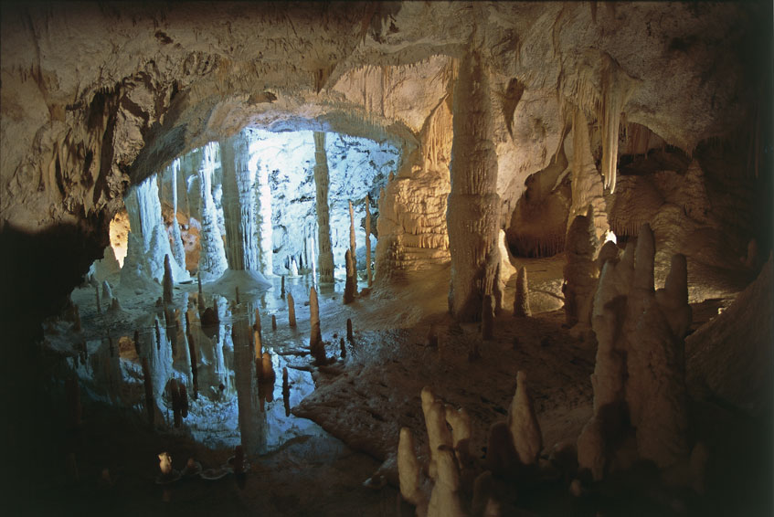 Marche, grotta di Frasassi Una parte dell'acqua che cade sul suolo penetra nel sottosuolo. Di quest'acqua una certa quantità risale per capillarità in superficie dove evapora, una parte rimane nei pori e nelle fessurazioni delle rocce come acqua pellicolare o come acqua stagnante di fondo uscendo dal ciclo idrologico per un tempo indefinito, una parte forma le falde d'acqua che possono scaturire in superficie attraverso le sorgenti naturali o i pozzi scavati dall'uomo o alimentare per via sotterranea il mare o i corsi d'acqua e i laghi. 