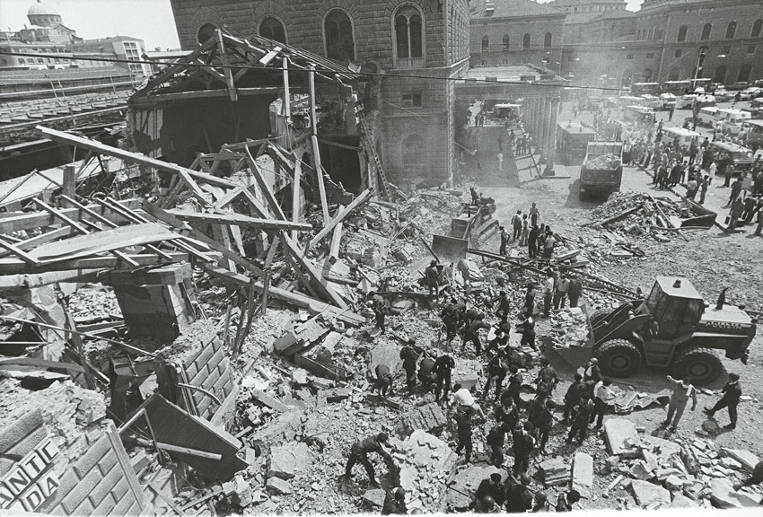 La stazione di Bologna dopo l'esplosione Sabato 2 agosto 1980 alle ore 10:25 nella sala d'aspetto della stazione di Bologna scoppiò un ordigno contenuto in una valigia abbandonata. La stazione era gremita di persone e la bomba provocò il crollo dell'ala ovest dell'edificio.