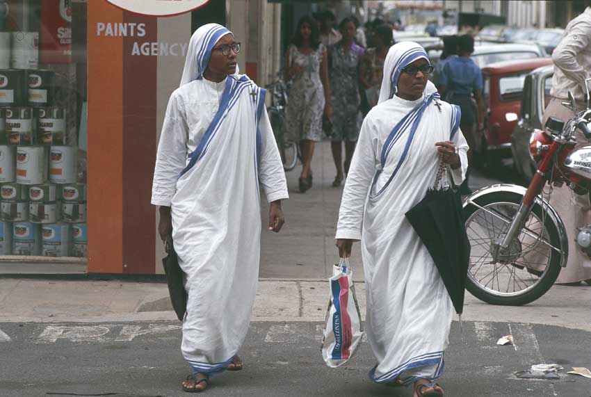 Missionarie della carità In India Madre Teresa fondò nel 1950 la congregazione delle Missionarie della Carità, nella foto, elevata a congregazione pontificia nel 1965, centro propulsore di numerosissime attività assistenziali.
© De Agostini Picture Library.