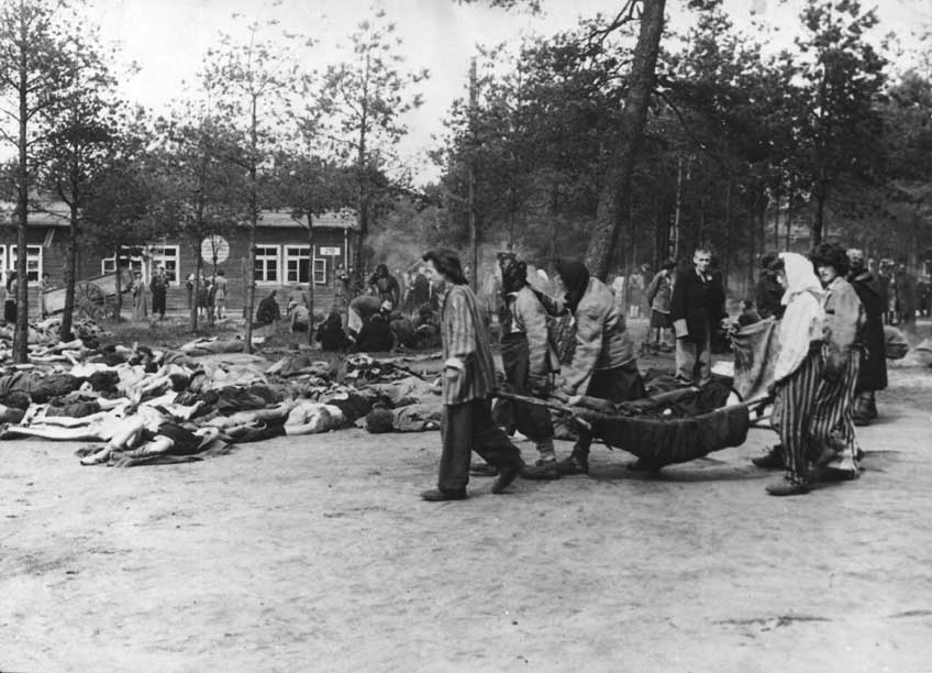Campo di concentramento di Bergen Belsen Il campo di concentramento nazista di Bergen Belsen dopo l'arrivo delle truppe britanniche. Gli ex prigionieri ammassano i corpi dei compagni morti, 18 aprile 1945. Seconda guerra mondiale (1939-1945).
© De Agostini Picture Library